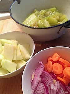 Skurna grönsaker i skålar.