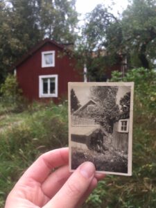 Gammalt foto av ett hus och en hundkoja, som hålls upp framför samma hus i nutid.