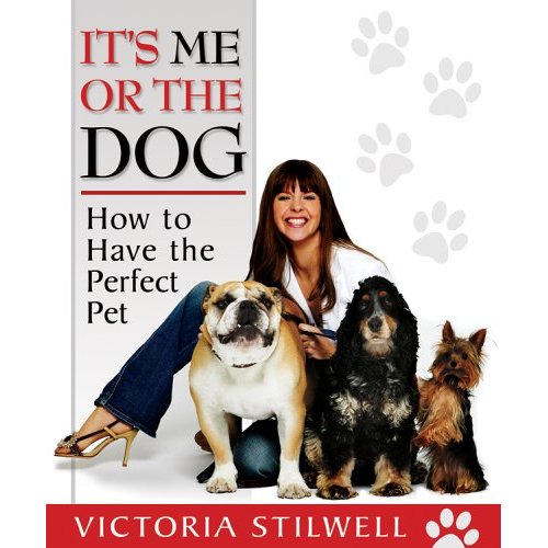 Victoria Stilwell omgiven av hundar.